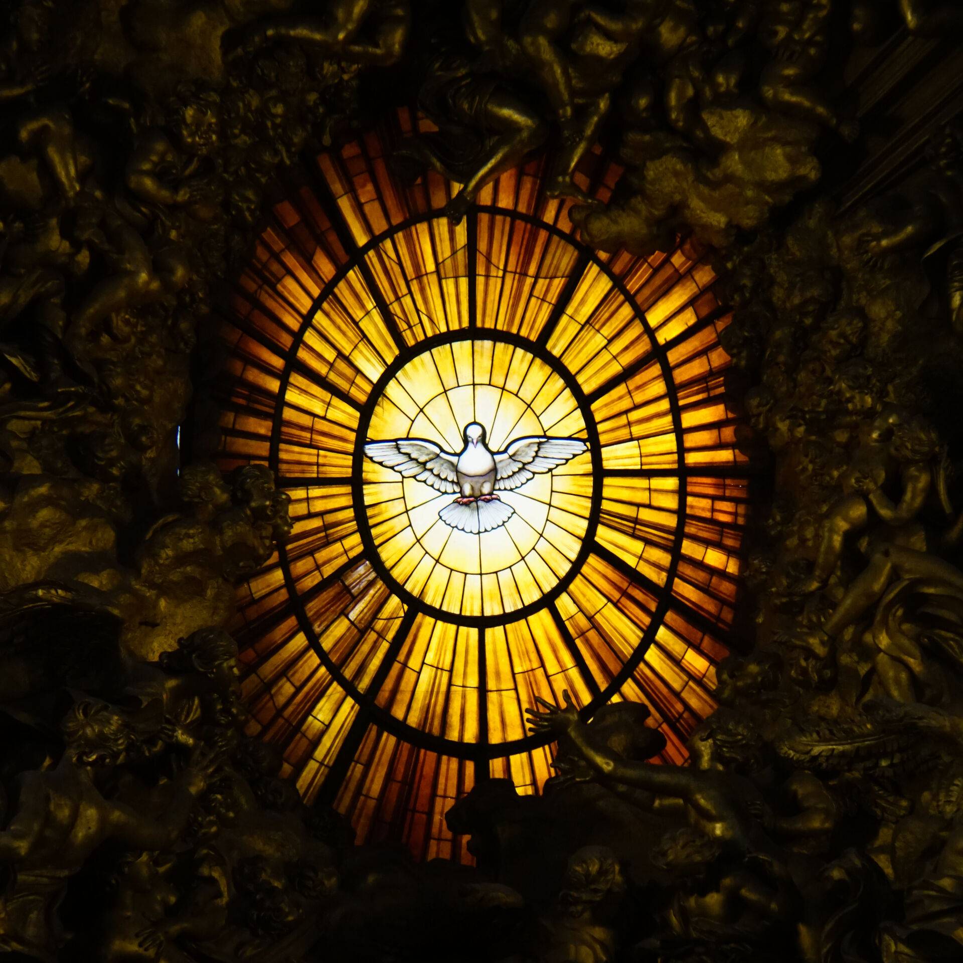 Fenster im Petersdom mit dem Motiv einer fliegenden Taube als Symbol für den Heiligen Geist.